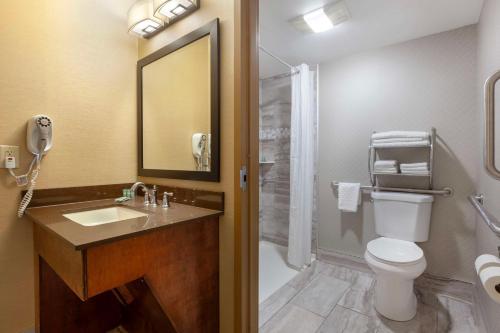 King Room with Roll - In - Shower - Mobility Accessible/Non - Smoking del hotel Best Western Summit Inn. Foto 4