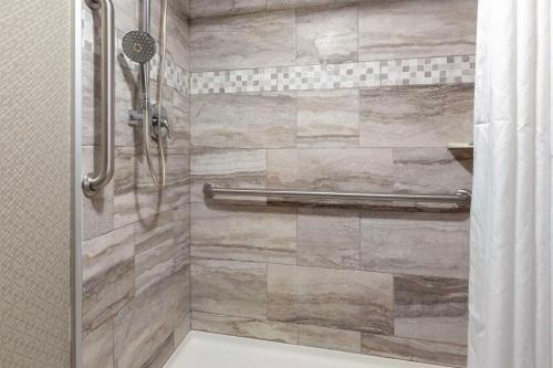 King Room with Roll - In - Shower - Mobility Accessible/Non - Smoking del hotel Best Western Summit Inn. Foto 5