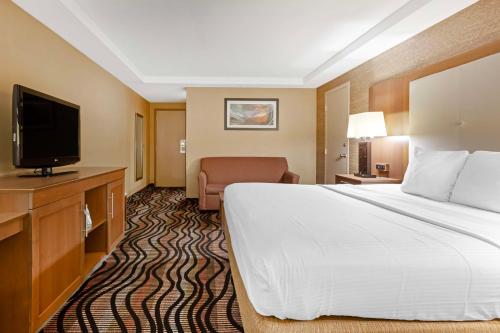 Habitación - 1 cama extragrande - No fumadores del hotel Best Western Summit Inn. Foto 3