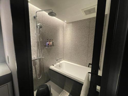 Habitación Privilege con 2 camas y bañera del hotel Mercure Kyoto Station. Foto 8