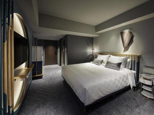 Habitación Superior con cama extragrande y cabina de ducha del hotel Mercure Kyoto Station. Foto 1