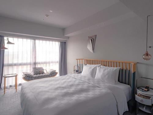 Habitación Superior con cama extragrande y cabina de ducha del hotel Mercure Kyoto Station. Foto 6