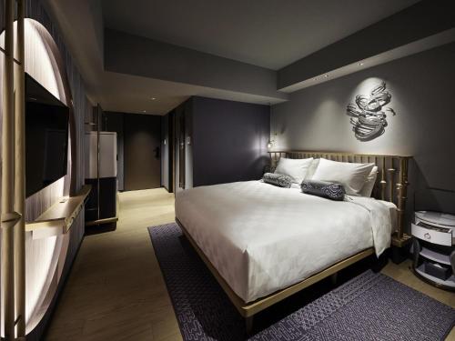 Habitación Privilege con cama extragrande y cabina de ducha del hotel Mercure Kyoto Station