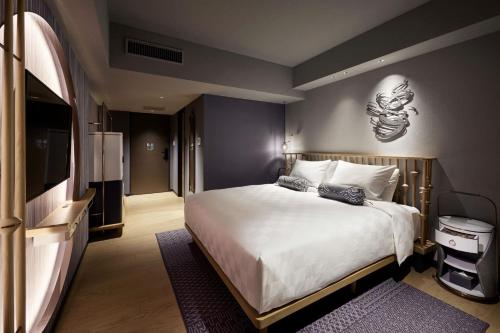 Habitación Privilege con cama extragrande y cabina de ducha del hotel Mercure Kyoto Station. Foto 1