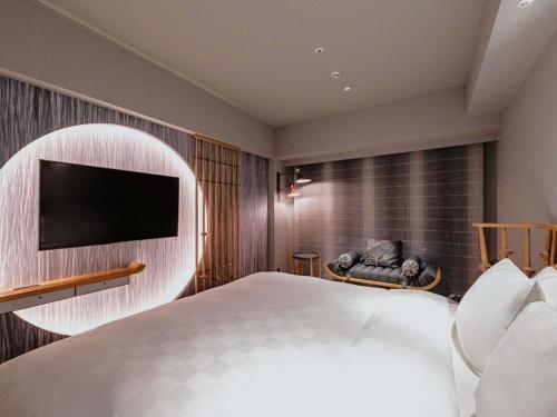 Habitación Privilege con cama extragrande y cabina de ducha del hotel Mercure Kyoto Station. Foto 2