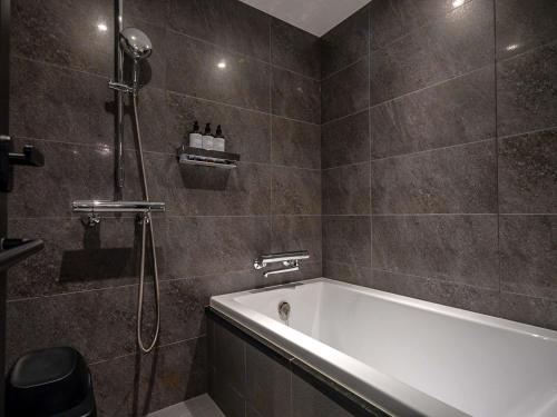 Habitación Superior con 2 camas y bañera del hotel Mercure Kyoto Station. Foto 16