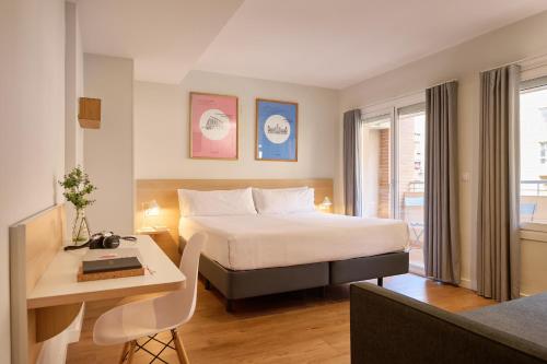 Habitación triple con balcón del hotel Rooms Ciencias. Foto 4