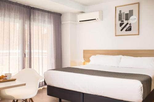 Habitación triple con balcón del hotel Rooms Ciencias. Foto 11