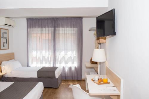 Habitación triple con balcón del hotel Rooms Ciencias. Foto 14