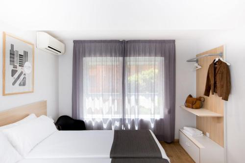 Habitación triple con balcón del hotel Rooms Ciencias. Foto 16