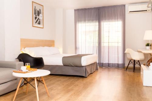 Habitación Cuádruple con balcón del hotel Rooms Ciencias. Foto 10