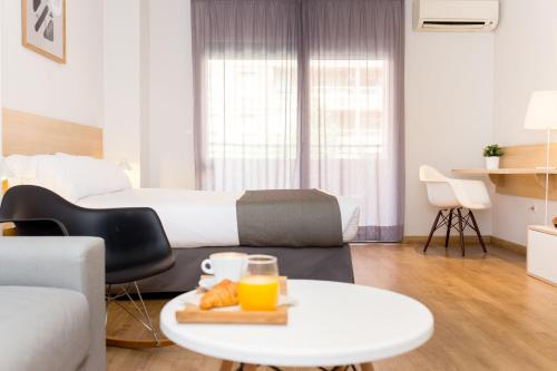 Habitación Cuádruple con balcón del hotel Rooms Ciencias. Foto 12