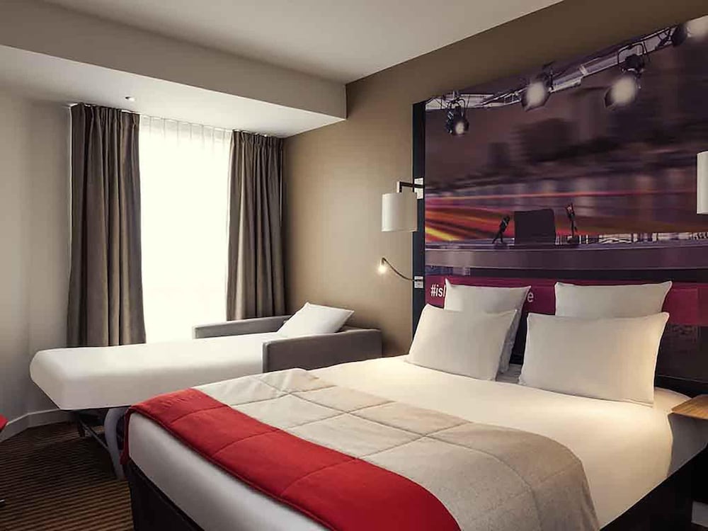 Habitación Privilege con 1 cama doble y 1 sofá - cama individual del hotel Mercure Paris Boulogne. Foto 3