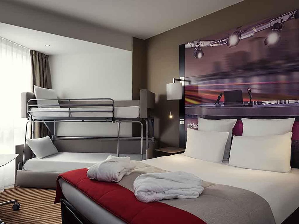 Habitación Familiar Privilege con 1 cama doble y camas litera del hotel Mercure Paris Boulogne