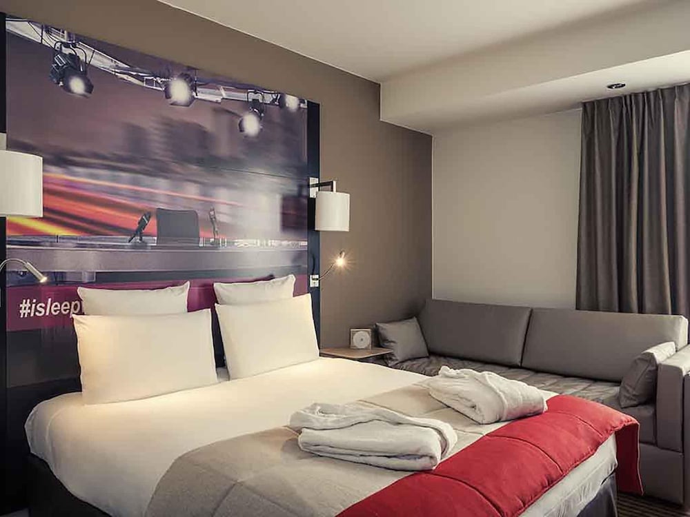Habitación Familiar Privilege con 1 cama doble y camas litera del hotel Mercure Paris Boulogne. Foto 5