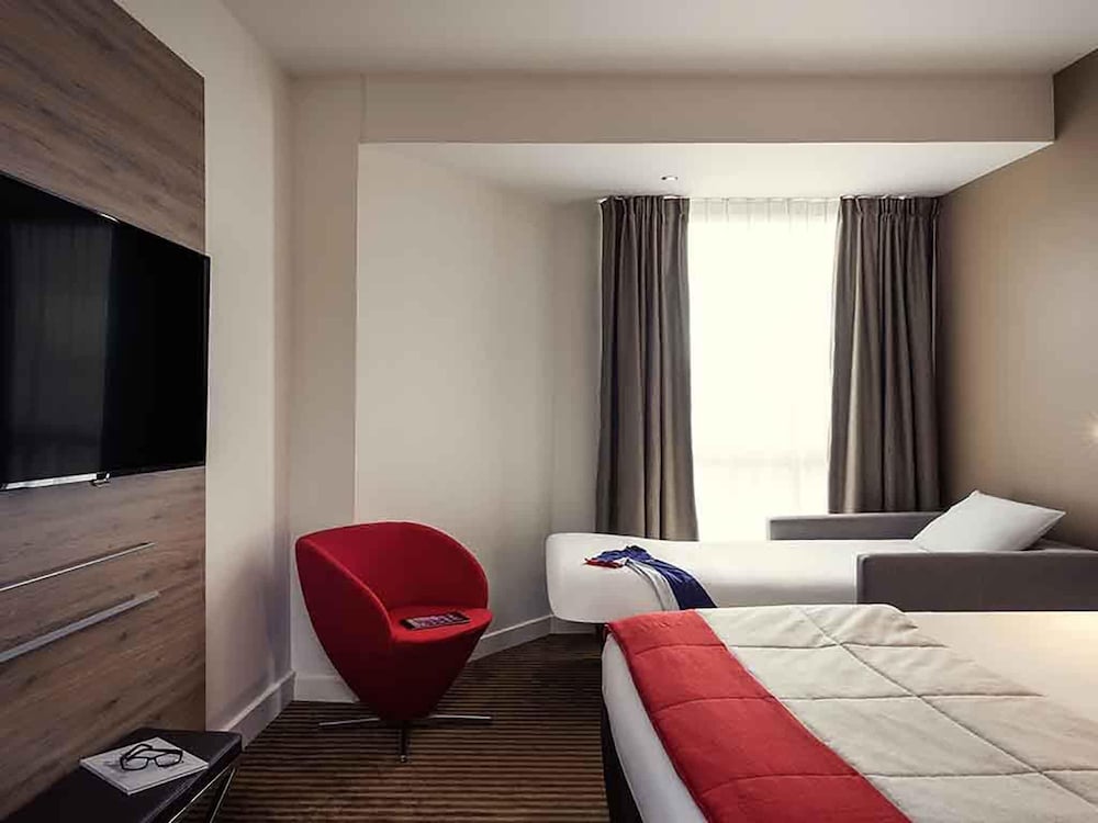 Habitación Clásica con 1 cama doble y 1 sofá - cama individual del hotel Mercure Paris Boulogne. Foto 1