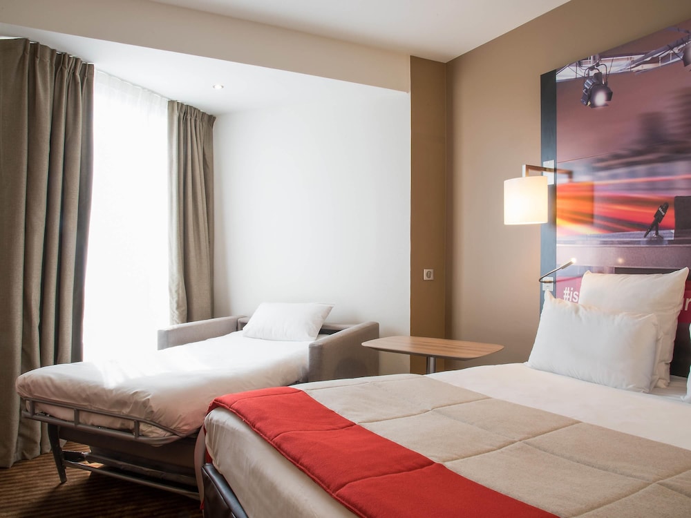 Habitación Clásica con 1 cama doble y 1 sofá - cama individual del hotel Mercure Paris Boulogne. Foto 3