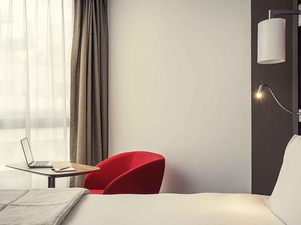Habitación Clásica con 1 cama doble y 1 sofá - cama individual del hotel Mercure Paris Boulogne. Foto 5