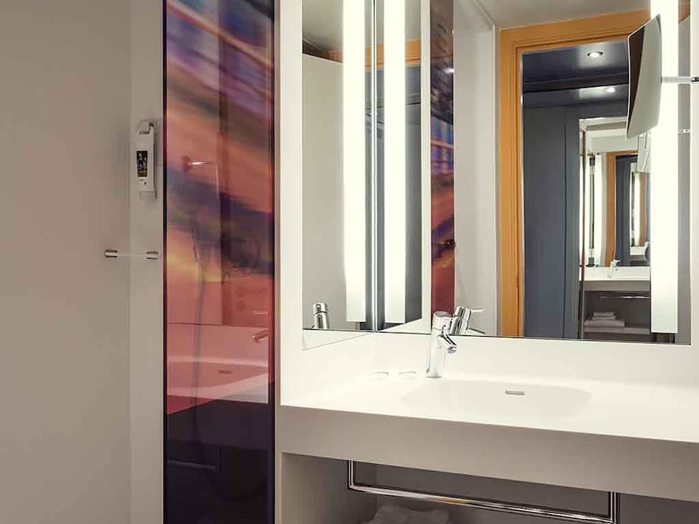 Habitación Familiar Estándar con 1 cama doble y camas litera del hotel Mercure Paris Boulogne. Foto 5