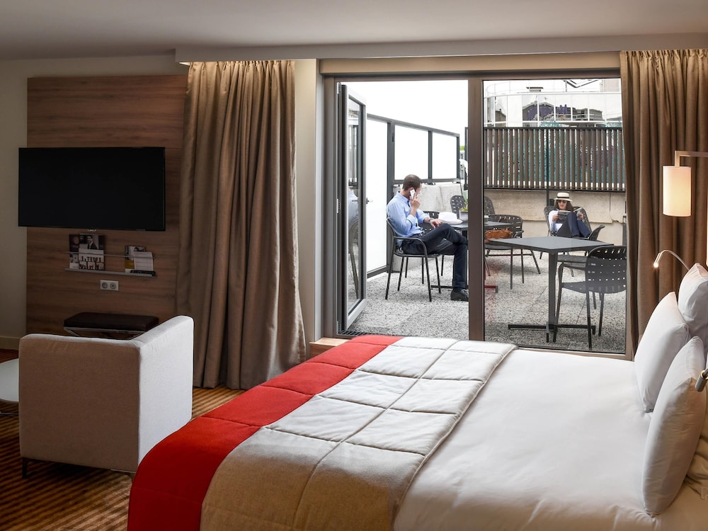 Suite Junior con terraza, 1 cama doble y 1 sofá - cama individual del hotel Mercure Paris Boulogne