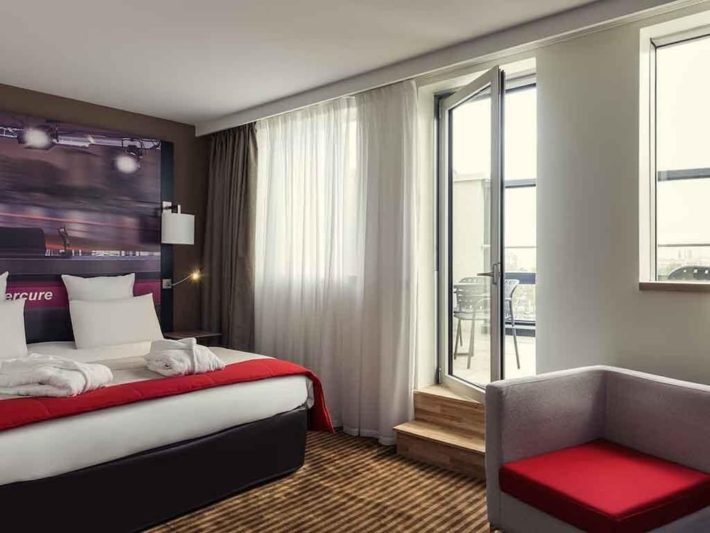Suite Junior con terraza, 1 cama doble y 1 sofá - cama individual del hotel Mercure Paris Boulogne. Foto 3