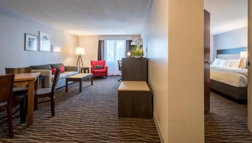 Suite de 1 dormitorio con cama King del hotel Country Inn and Suites by Radisson, Rochester-Pittsford/Brighton, NY. Foto 4