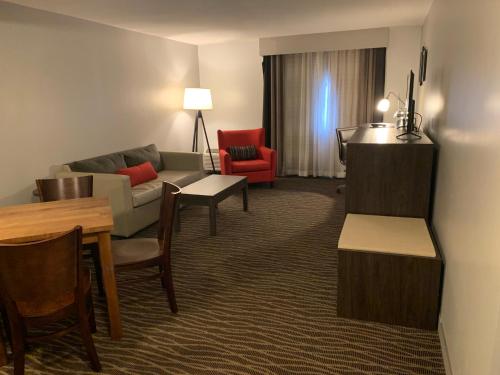 Suite de 1 dormitorio con cama King del hotel Country Inn and Suites by Radisson, Rochester-Pittsford/Brighton, NY. Foto 7