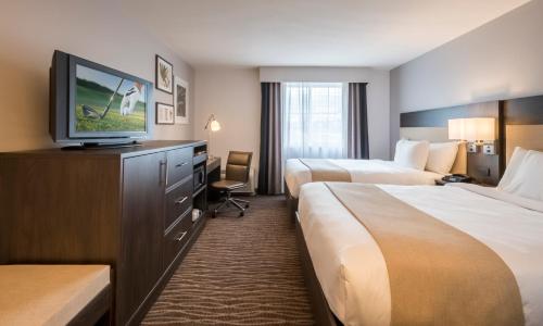 Habitación Queen con dos camas queen - Adaptada para personas con discapacidad - No fumadores del hotel Country Inn and Suites by Radisson, Rochester-Pittsford/Brighton, NY