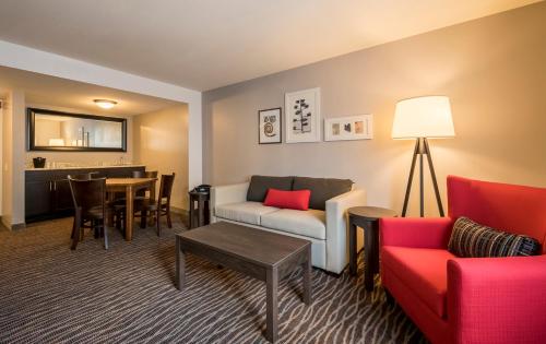 Suite de 1 dormitorio con 2 camas Queen - Acceso para personas con movilidad reducida - No fumadores del hotel Country Inn and Suites by Radisson, Rochester-Pittsford/Brighton, NY. Foto 2