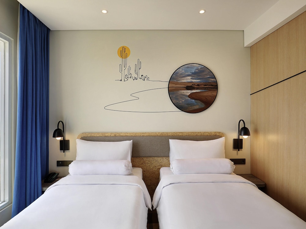 Habitación superior con 2 camas individuales del hotel Ibis Styles Jakarta Simatupang - Chse Certified. Foto 3