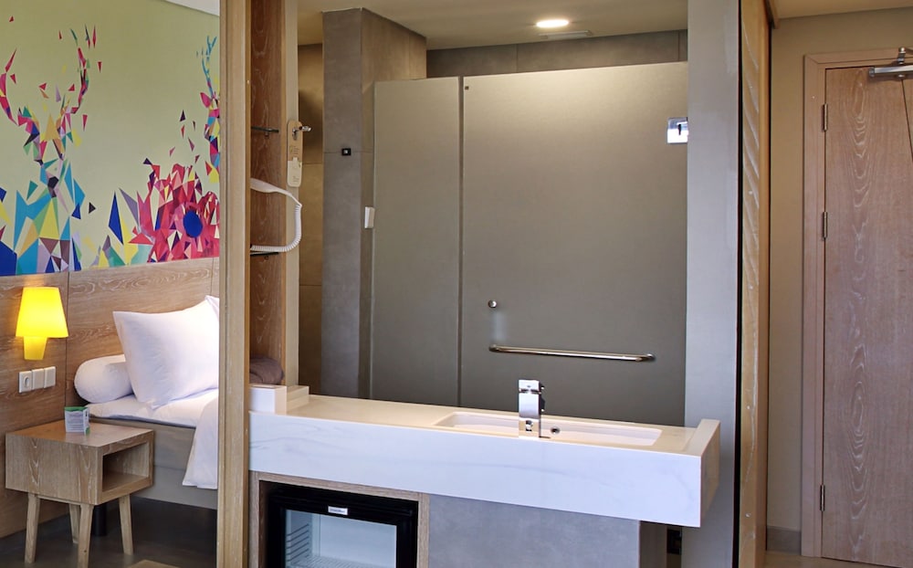 Habitación Deluxe con Cama Queen, Vistas al Campo de Golf del hotel ibis Styles Bogor Raya. Foto 4