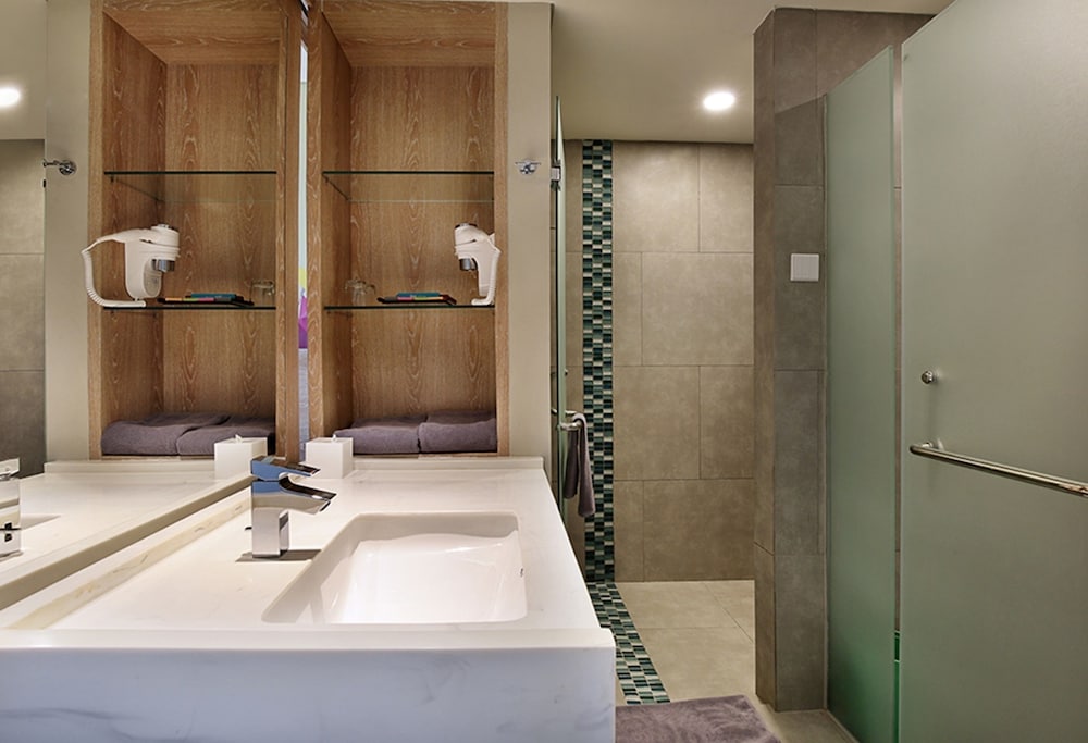 Habitación Deluxe con Dos Camas Individuales, Vistas al Campo de Golf del hotel ibis Styles Bogor Raya. Foto 2