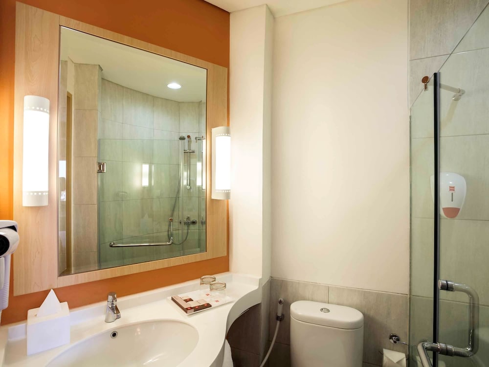 Habitación estándar, 2 camas individuales del hotel Ibis Jakarta Harmoni. Foto 5