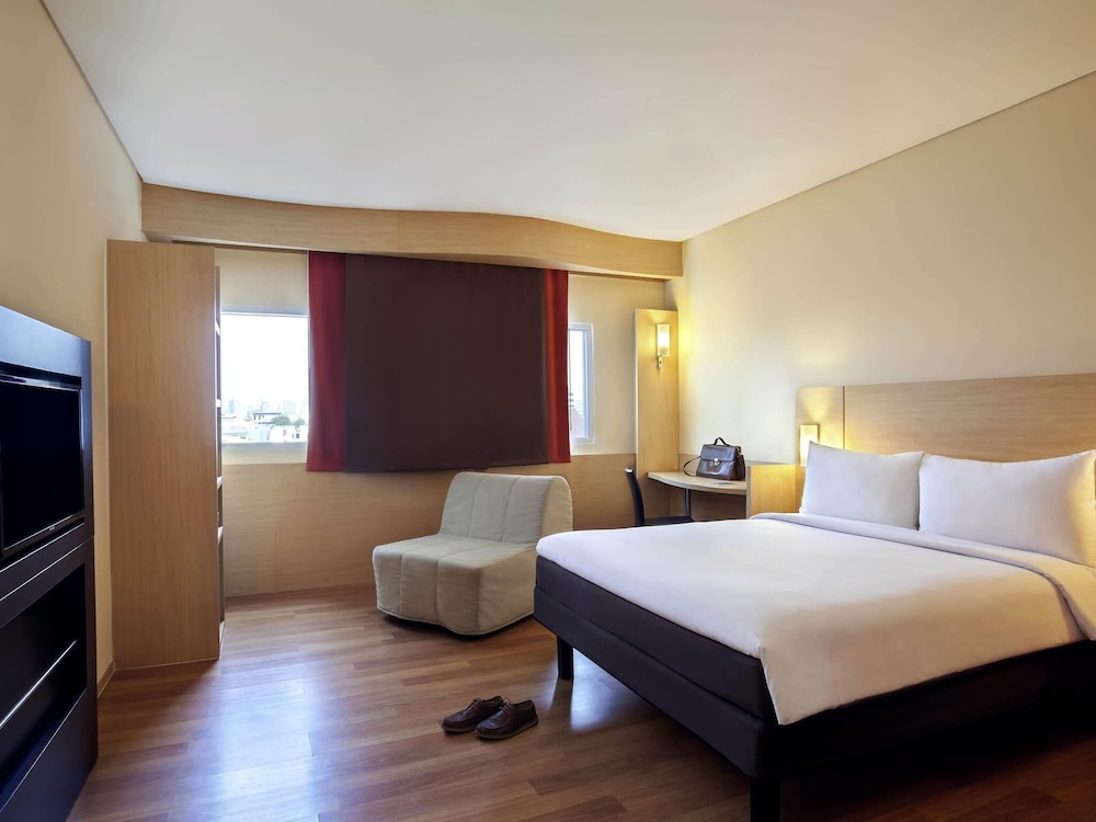 Habitación estándar, varias camas del hotel Ibis Jakarta Harmoni