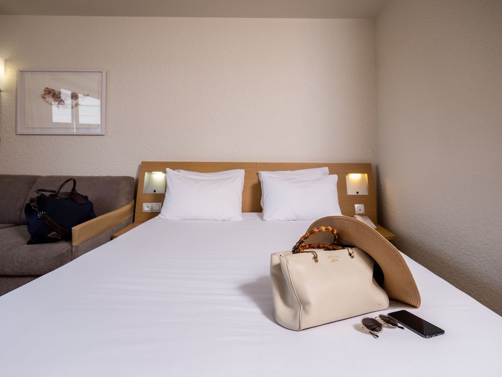 Habitación Clásica con 1 cama doble y 1 sofá - cama individual del hotel Novotel Nantes Carquefou. Foto 3