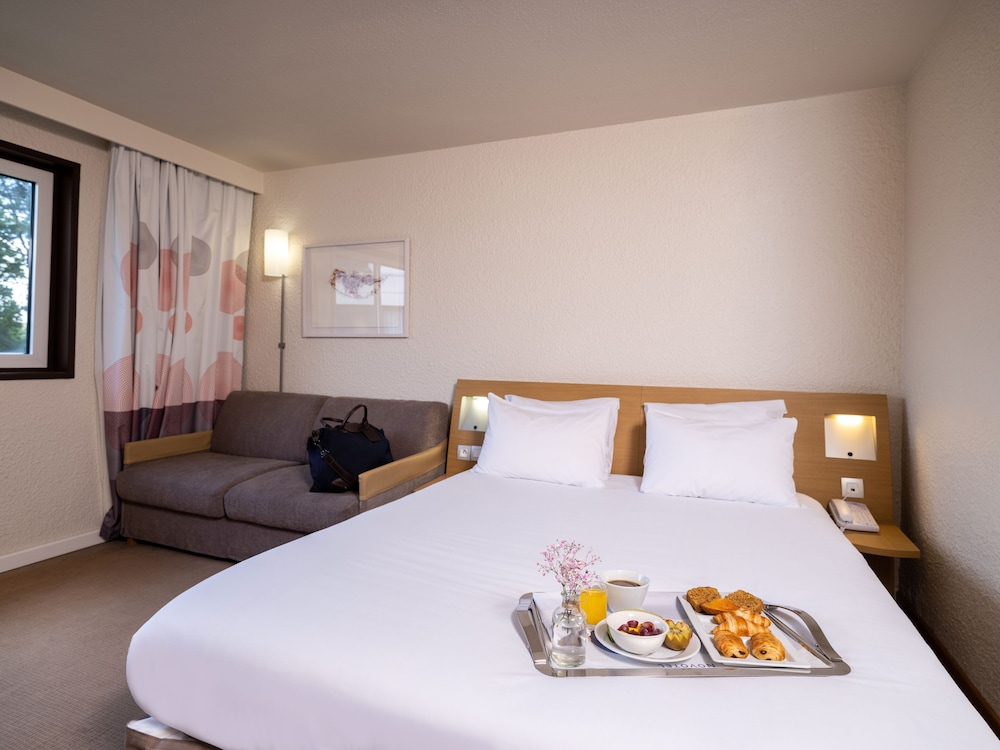 Habitación Clásica con 1 cama doble y 1 sofá - cama individual del hotel Novotel Nantes Carquefou. Foto 4
