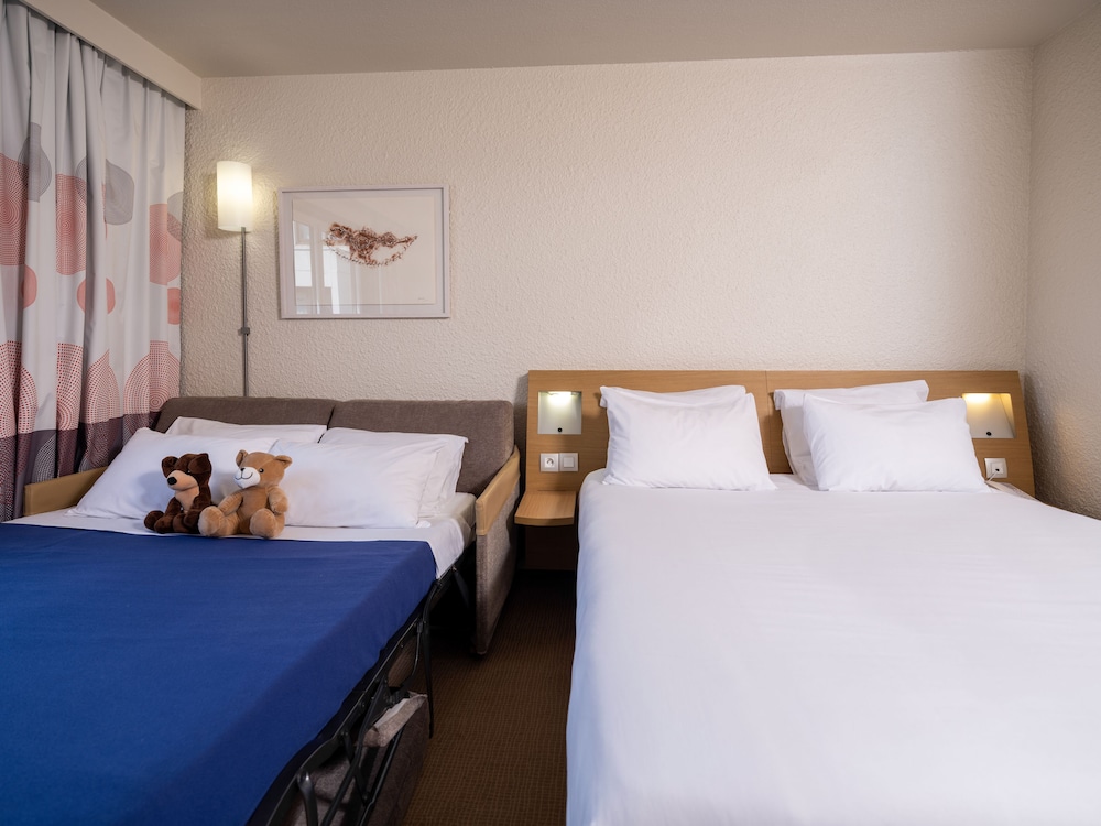 Habitación familiar clásica - 1 cama doble y 1 sofá - cama del hotel Novotel Nantes Carquefou. Foto 1
