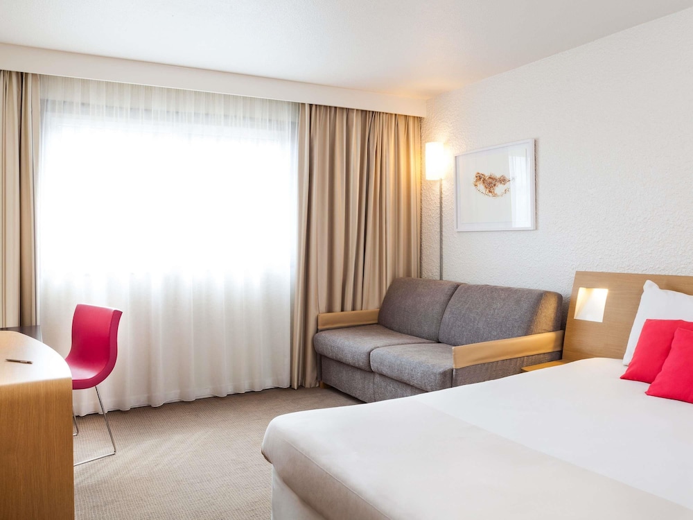 Habitación familiar clásica - 1 cama doble y 1 sofá - cama del hotel Novotel Nantes Carquefou. Foto 3