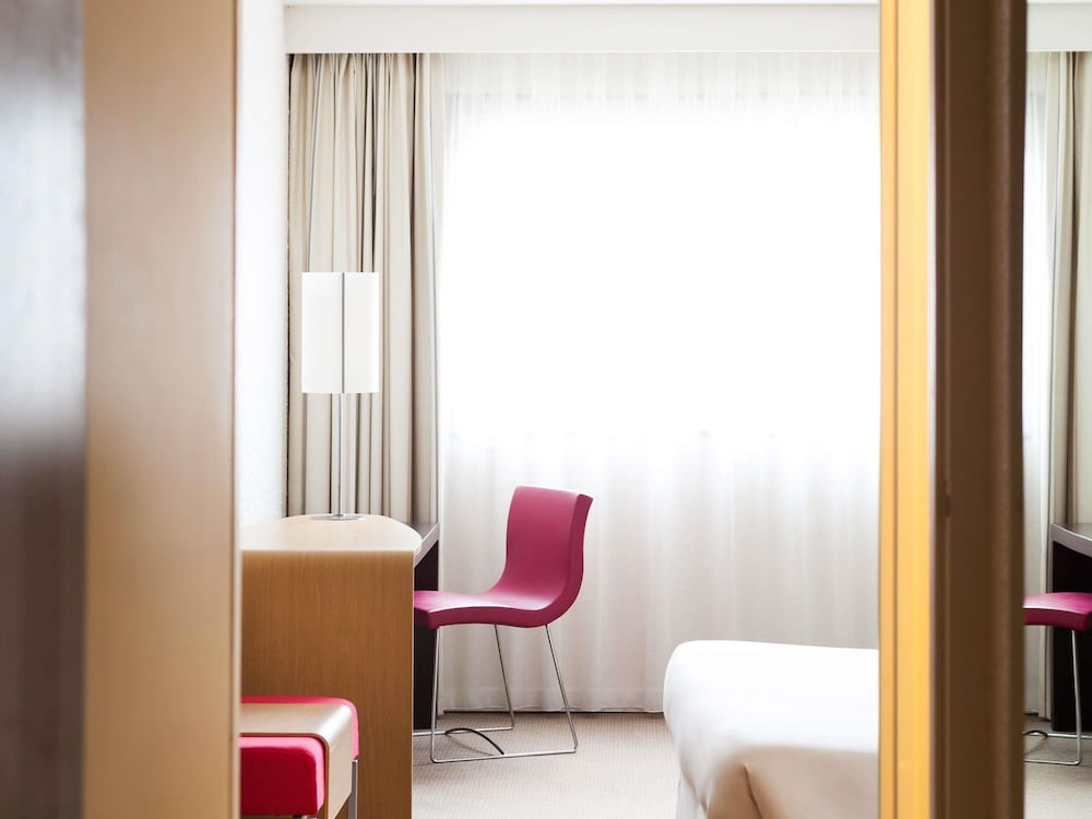 Habitación familiar clásica - 1 cama doble y 1 sofá - cama del hotel Novotel Nantes Carquefou. Foto 5