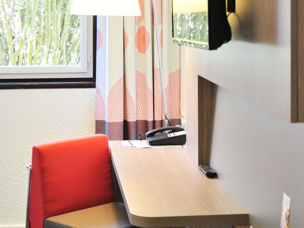 Habitación familiar clásica - 1 cama doble y 1 sofá - cama del hotel Novotel Nantes Carquefou. Foto 8