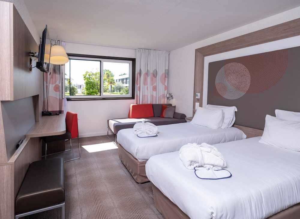Habitación Ejecutiva con 1 cama doble y 1 sofá - cama individual del hotel Novotel Nantes Carquefou. Foto 2