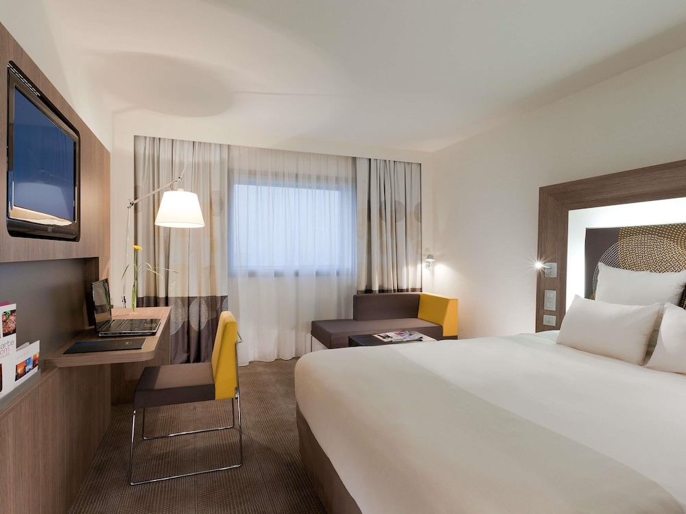 Habitación Ejecutiva con 1 cama doble y 1 sofá - cama individual del hotel Novotel Nantes Carquefou. Foto 5