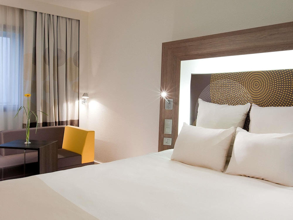 Habitación Ejecutiva con 1 cama doble y 1 sofá - cama individual del hotel Novotel Nantes Carquefou. Foto 8