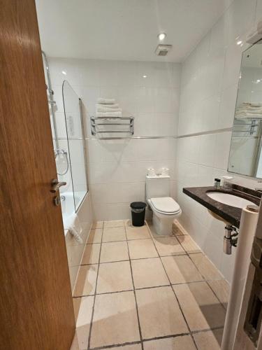 Habitación Triple Estándar del hotel Oyo Luton. Foto 5