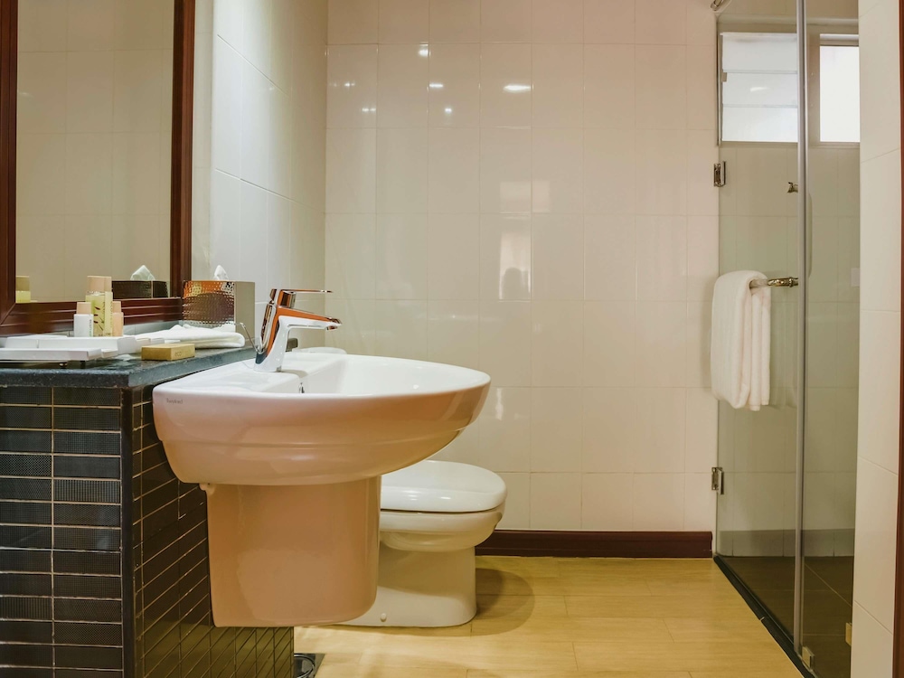 Habitación Deluxe, 1 cama de matrimonio grande del hotel Mövenpick and Residences Nairobi. Foto 5