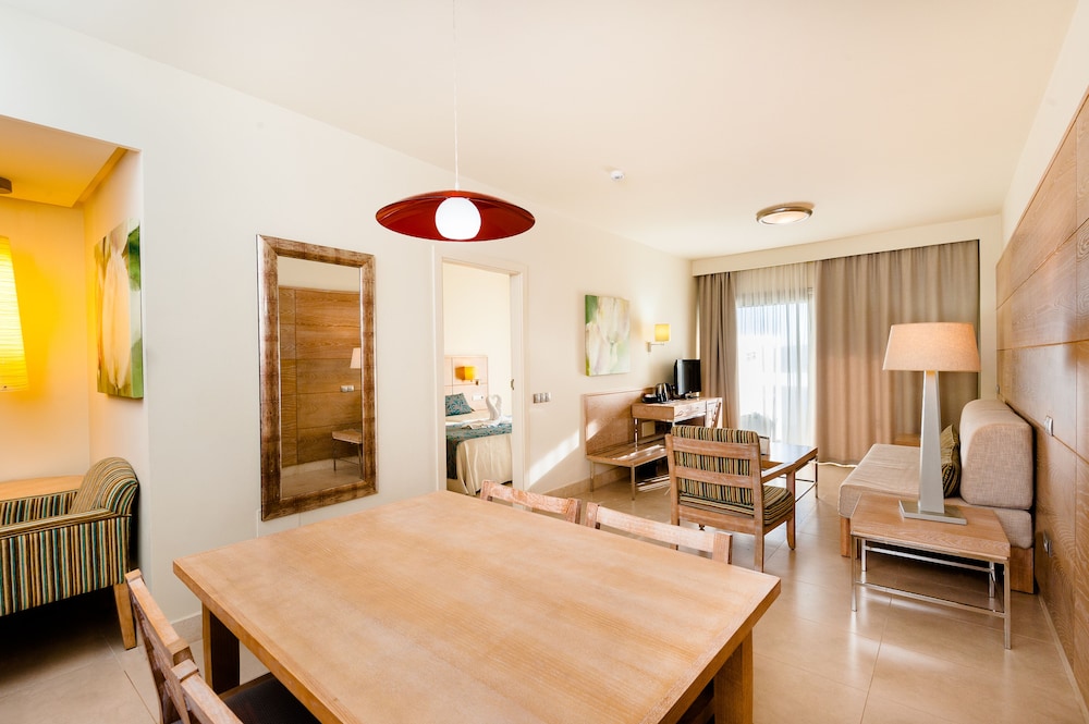 Suite Vista Mar Balcón o Terraza 1 habitación 2 Camas individuales del hotel Kn Arenas del Mar. Foto 2