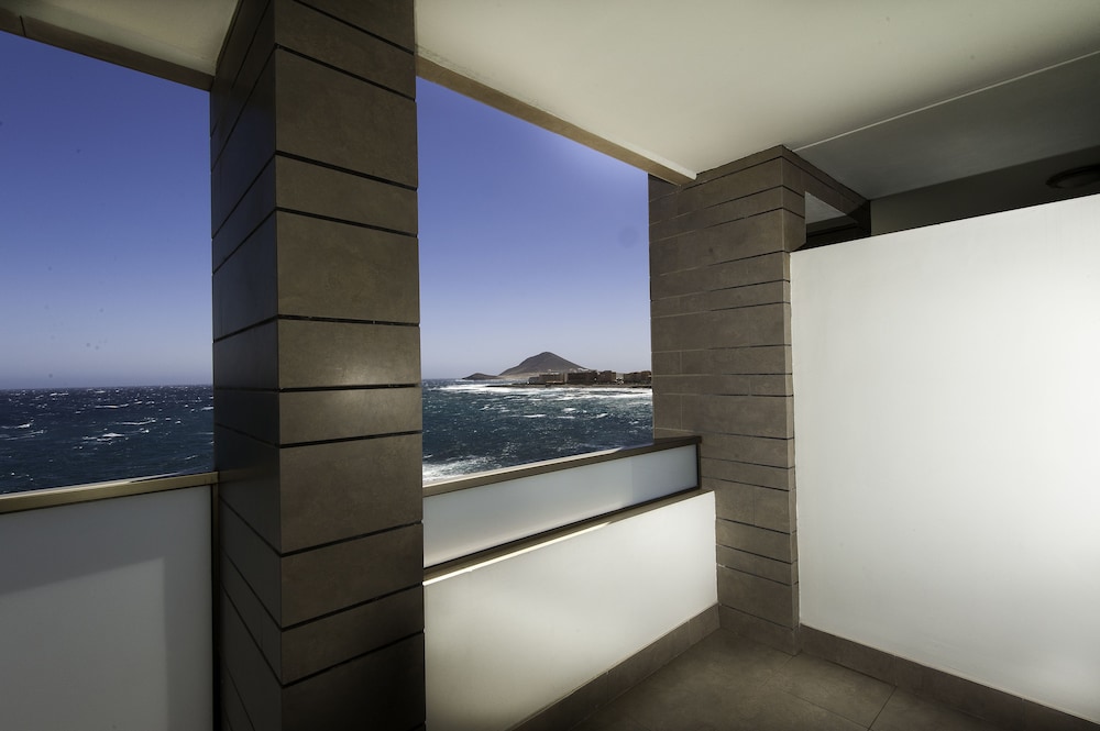 Suite Vista Mar Lujo Balcón o Terraza 1 habitación Sofá Cama incluido 2 Camas individuales del hotel Kn Arenas del Mar. Foto 4