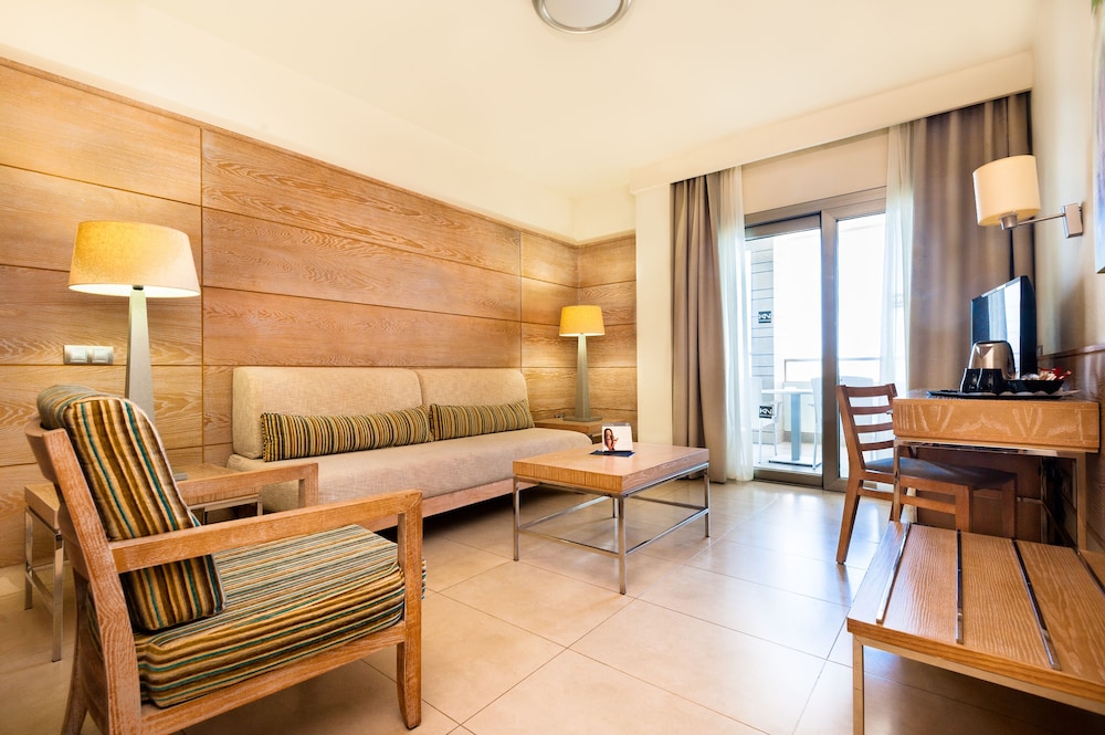 Junior suite Vista Montaña Balcón o Terraza 2 Camas individuales del hotel Kn Arenas del Mar. Foto 2