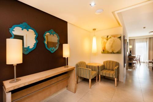 Suite Vista Mar Balcón o Terraza 2 Camas individuales del hotel Kn Arenas del Mar. Foto 4