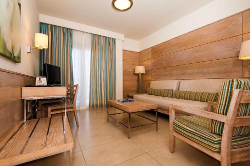 Junior suite Lujo Vista Montaña Balcón o Terraza Sofá Cama incluido 2 Camas individuales del hotel Kn Arenas del Mar